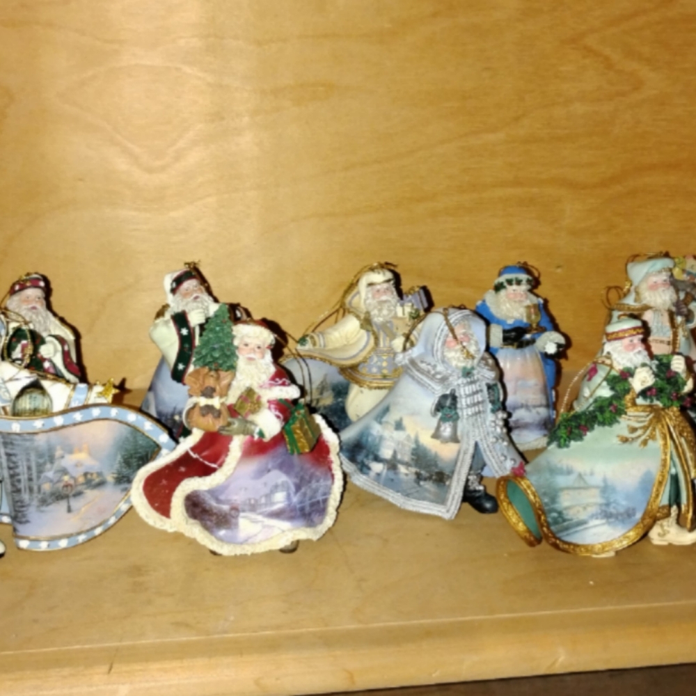 Thomas Kinkade Festive Santa Figurine Collection - Multicolor